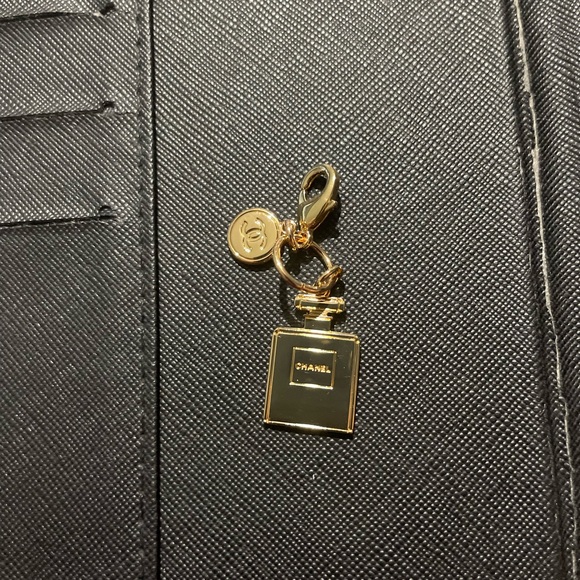 CHANEL HOLIDAY 2023 NOVELTY N°5 PERFUME BOTTLE CHARM - Picture 2 of 3